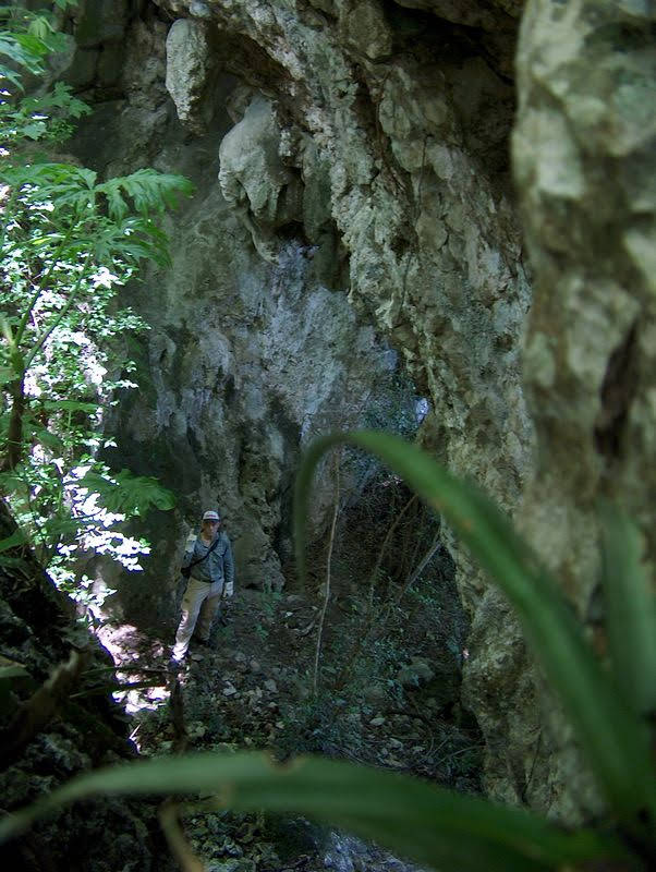 Thomas under gudemaske ved grotte Quen Santo.jpg